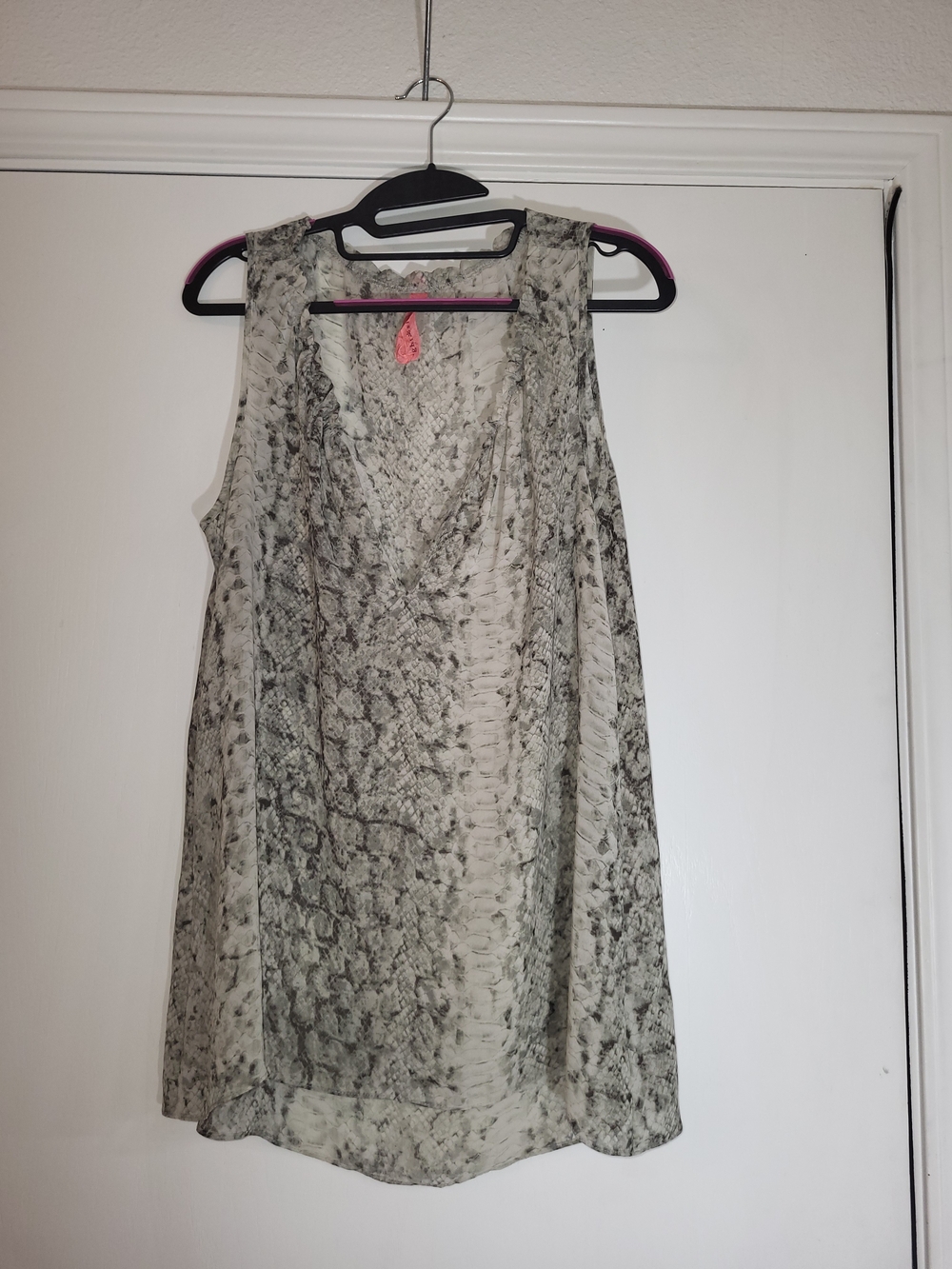 Lightweight Sleeveless Snake-Print Blouse - Gray/White
